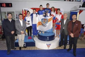 Els representants del CN Sant Andreu recollint el premi de classificació general