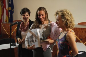 ​Laia Ortiz, regidora de Sant Andreu i Marta Carranza, comissionada d’Esports li han fet entrega del ram de flors