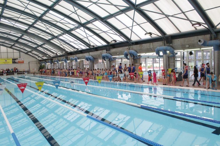 Il·lusió i natació per a 150 nens i nenes a la Jornada Escolar