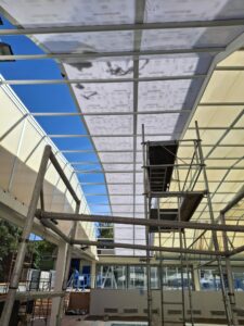 Instal·lació de les plaques de policarbonat de la cúpula