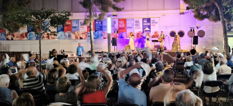 Cantada d’havaneres al jardí del Club